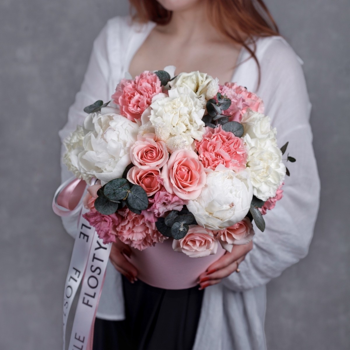 Нежный букет в коробке с белыми пионами